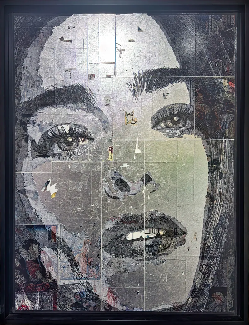 Visage de femme composé sur des feuilles argentées, encadré noir.
