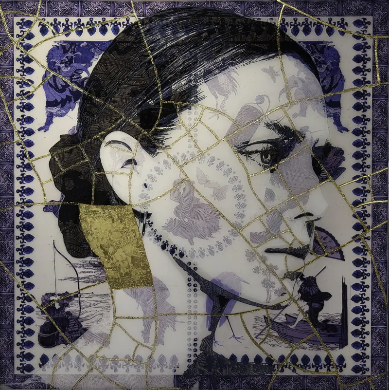 Profil de femme sur motifs bleus fissurés de traits dorés.