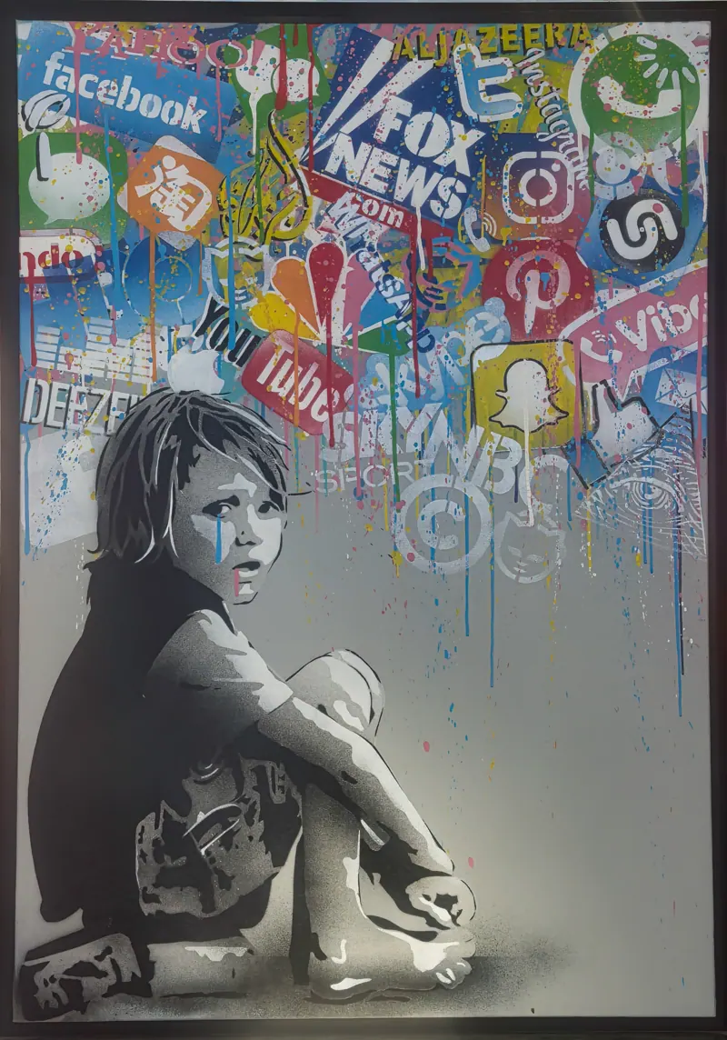 Un enfant assis sous une pluie de logos de réseaux sociaux.