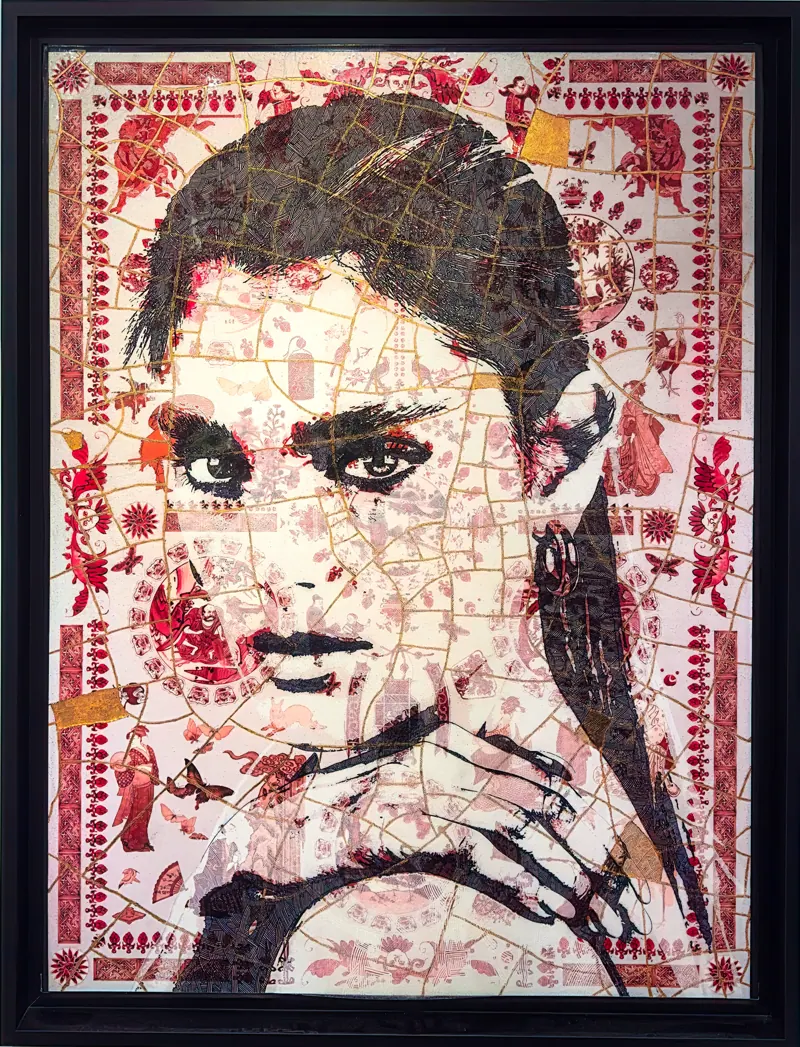 Portrait de femme la main au menton, sur des motifs rouges de tapis, encadré noir.