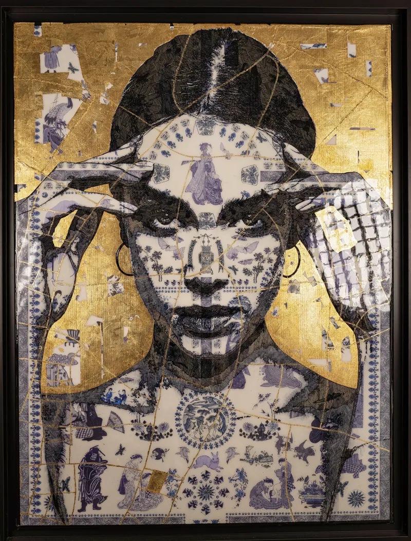 Portrait de femme sur fond doré, motifs de faïence bleue, encadré noir.