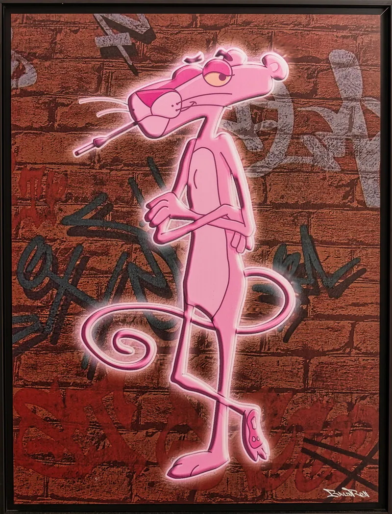La Panthère rose sur un mur de briques rouges tagué.