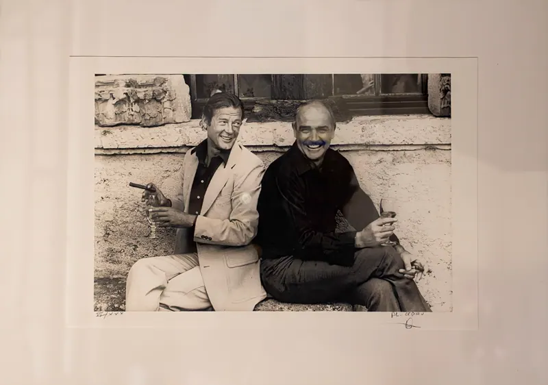 Tirage photographique noir et blanc encadré, deux hommes assis.